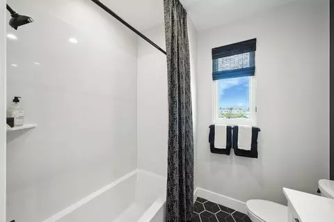 Bath - 1617 Clement Ave, Alameda, CA 94501 photo 4 of 7