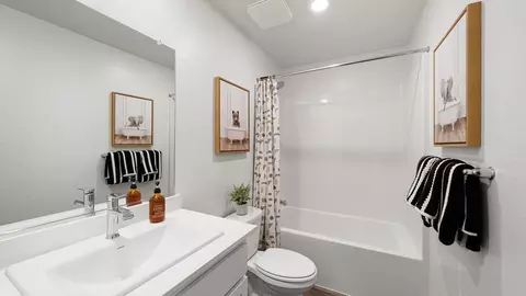 Bath - 216 Sable St, Merced, CA 95341 photo 2 of 2