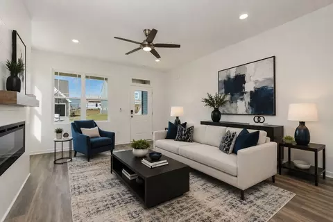 Living - 502 Midsummer St, Aberdeen, NC 28315 photo 10 of 11