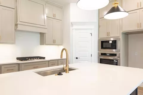 Kitchen - 2920 E Northampton St, Broken Arrow, OK 74014 photo 2 of 19