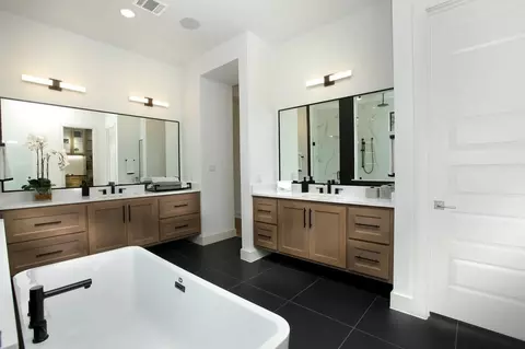 Bath - 2992 Dynasty Dr, Leander, TX 78641 photo 3 of 7