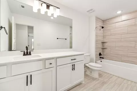 Bath - 828 Sanger Ln, Leander, TX 78641 photo 3 of 3