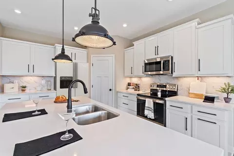 Kitchen - 5469 Sheldon Close, Middletown, OH 45005 photo 4 of 7