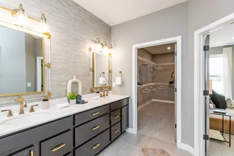 Bath - 3801 Circollo Dr, Covington, KY 41017 photo 5 of 8