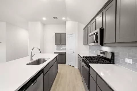 Kitchen - 408 Comanche Dr, Cleburne, TX 76033 photo 3 of 4