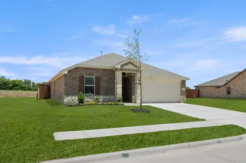 Exterior - 408 Comanche Dr, Cleburne, TX 76033 photo 2 of 8