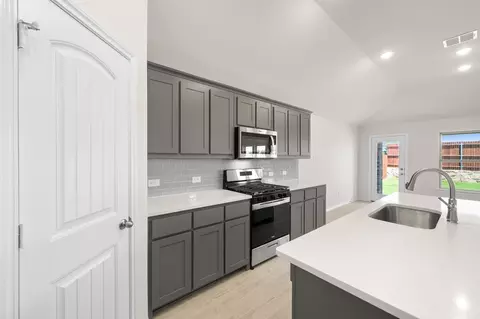 Kitchen - 408 Comanche Dr, Cleburne, TX 76033 photo 3 of 4