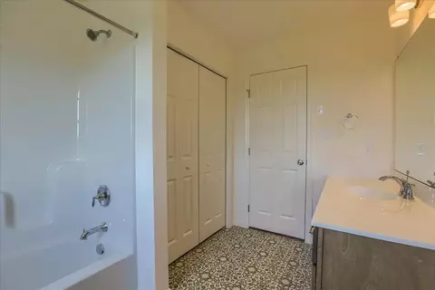 Bath - 333 Amber Dr, Lititz, PA 17543 photo 5 of 7