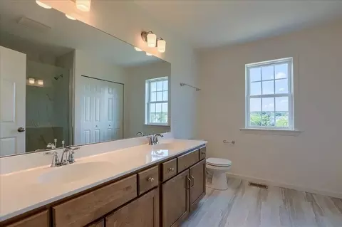 Bath - 333 Amber Dr, Lititz, PA 17543 photo 3 of 7