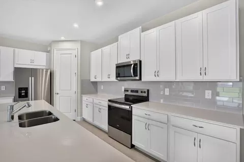 Kitchen - 5016 124th Ave E, Parrish, FL 34219 photo 1 of 3