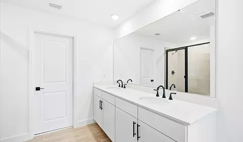 Bath - 14522 Banks Ct, Parrish, FL 34219 photo 2 of 4