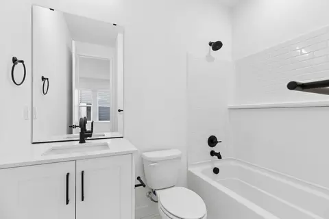 Bath - 18805 99th Ct NE UNIT C, Bothell, WA 98011 photo 1 of 5