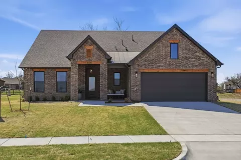 Exterior - 2105 W Aurora St, Broken Arrow, OK 74014 photo 7 of 12