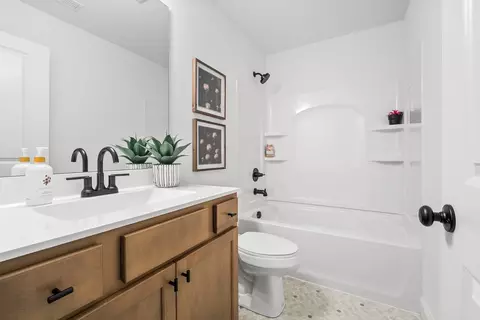 Bath - 489 Ginger Dr, Saint Charles, MO 63303 photo 2 of 3