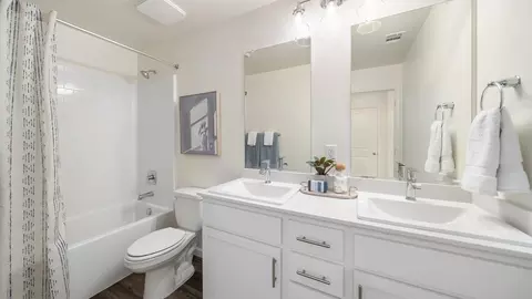 Bath - 8111 Dreamside Ave, Bakersfield, CA 93311 photo 1 of 4