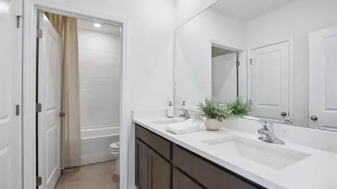 Bath - 35231 Flower Patch Dr, Richland, FL 33525 photo 1 of 7