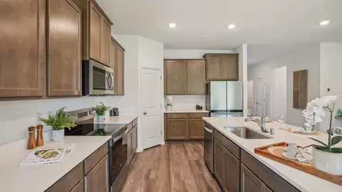 Kitchen - 35231 Flower Patch Dr, Richland, FL 33525 photo 7 of 10