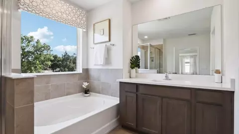 Bath - 35231 Flower Patch Dr, Richland, FL 33525 photo 4 of 7
