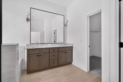 Bath - 8429 Bareback Ave, Shafter, CA 93263 photo 2 of 3