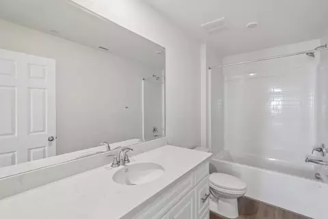 Bath - 27365 Dunite Dr, Perris, CA 92571 photo 3 of 3