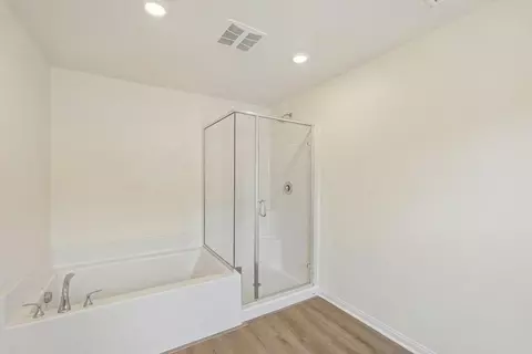 Bath - 27365 Dunite Dr, Perris, CA 92571 photo 2 of 3
