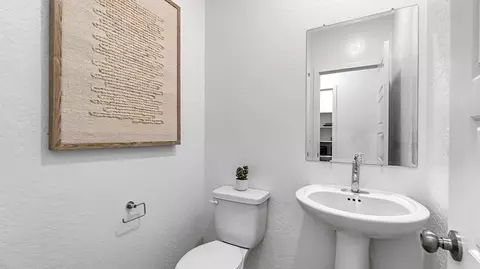 Bath - 1787 Mohave Rd S, Madera, CA 93636 photo 3 of 7