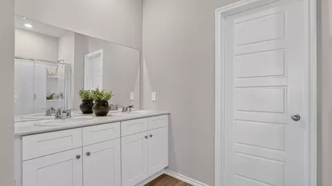 Bath - 2800 Hawk Dr, Denton, TX 76205 photo 1 of 7