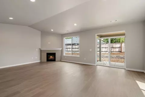 Living - 1129 Pumpkin Rdg, Eagle Point, OR 97524 photo 1 of 3