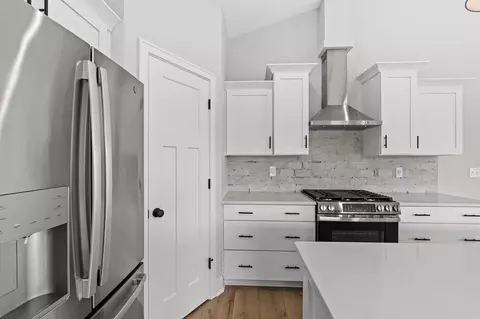Kitchen - 14065 Pristine Ct, Dewitt, MI 48820 photo 6 of 7