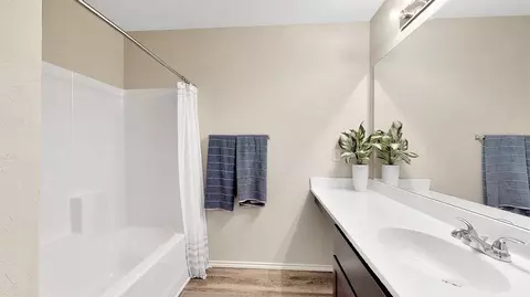 Bath - 1068 Raven Walk Dr, Benton, AR 72015 photo 1 of 3