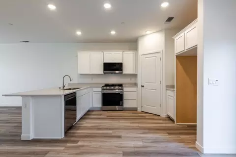 Kitchen - 4044 E Oakridge Ave, Visalia, CA 93292 photo 1 of 5