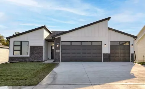 1575 NW Parkside Ln, Waukee, IA 50263