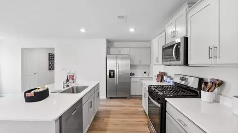 Kitchen - 107 Lazzon Rd, Moore, SC 29369 photo 3 of 6