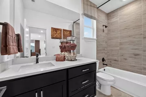 Bath - 7812 Skytree Dr, Austin, TX 78744 photo 1 of 3