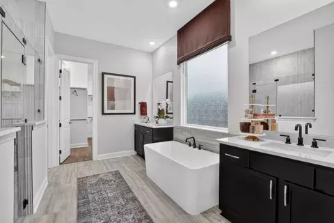 Bath - 7812 Skytree Dr, Austin, TX 78744 photo 1 of 3