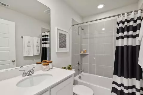 Bath - 3076 Tall Pine Ln, Corinth, TX 76210 photo 3 of 5