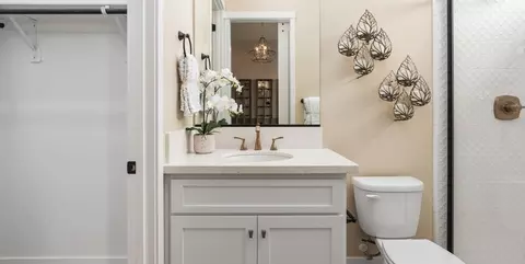 Bath - 1681 N Shirley Ave, Clovis, CA 93619 photo 2 of 4