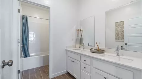 Bath - 8735 Brindlewood Ave, Shafter, CA 93263 photo 3 of 4