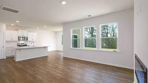 Living - 2002 10th St SE, Hickory, NC 28602 photo 2 of 5