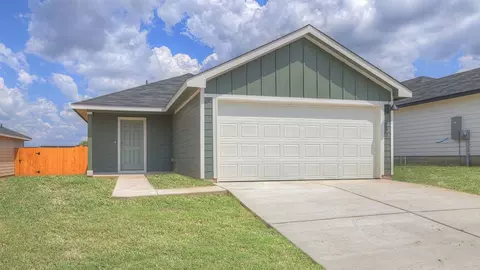 2207 Gentle Rain Dr, Luling, TX 78648