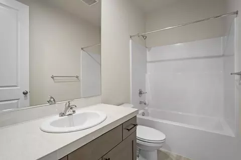 Bath - 1140 Pumpkin Rdg, Eagle Point, OR 97524 photo 1 of 2