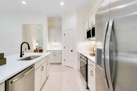 Kitchen - 21241 Shadow Bend Dr, Covington, LA 70435 photo 5 of 5