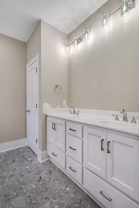Bath - 370 Kempton Ln, Dalton, GA 30721 photo 2 of 3