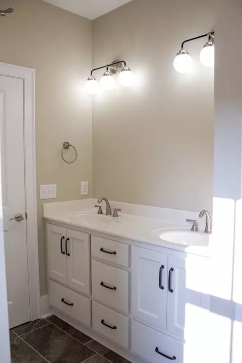 Bath - 370 Kempton Ln, Dalton, GA 30721 photo 1 of 3