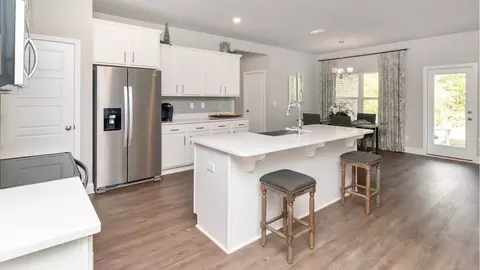 Kitchen - 2382 Hamilton Ridge Dr E, Mobile, AL 36695 photo 8 of 12