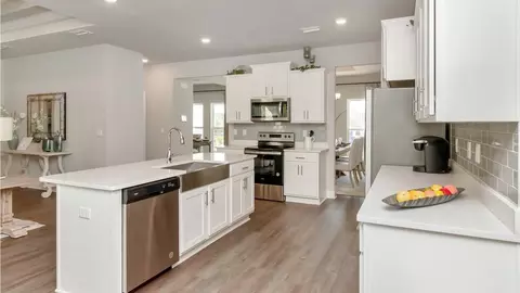 Kitchen - 2382 Hamilton Ridge Dr E, Mobile, AL 36695 photo 11 of 12