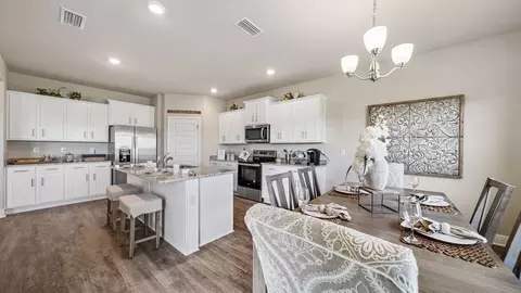 Kitchen - 2382 Hamilton Ridge Dr E, Mobile, AL 36695 photo 5 of 12