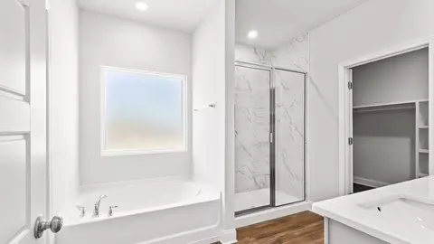 Bath - 2382 Hamilton Ridge Dr E, Mobile, AL 36695 photo 4 of 5