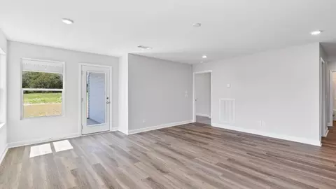 Living - 655 Chipola Cir, Rehobeth, AL 36301 photo 3 of 4