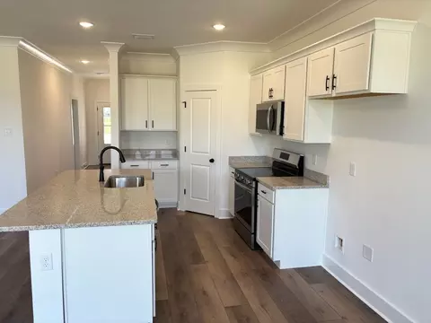 Kitchen - 5906 Luckenbach Ln, Crestview, FL 32539 photo 2 of 4